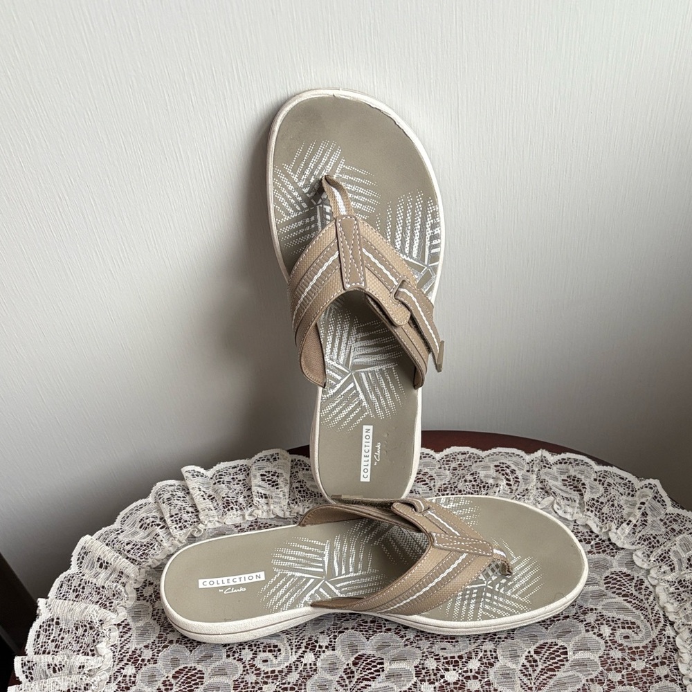 Clarks Women's Sandals in Tan and Cream Hidden Velcro Adjustable width Size 9